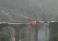 Alldaynews.gr Ανατριχιαστικό βίντεο με γέφυρα να καταρρέει την ώρα που περνούν αυτοκίνητα (video)