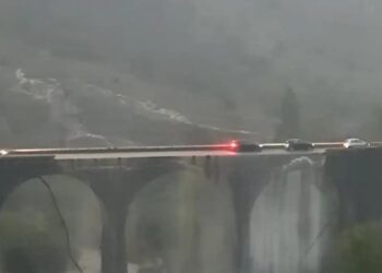 Ανατριχιαστικό βίντεο με γέφυρα να καταρρέει την ώρα που περνούν αυτοκίνητα (video)