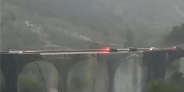 Ανατριχιαστικό βίντεο με γέφυρα να καταρρέει την ώρα που περνούν αυτοκίνητα (video)