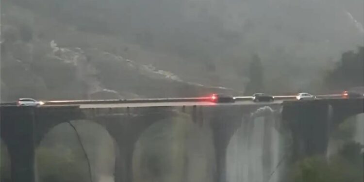 Ανατριχιαστικό βίντεο με γέφυρα να καταρρέει την ώρα που περνούν αυτοκίνητα (video)