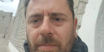 Τραγωδία: Πέθανε σε τροχαίο ο φωτογράφος Γιάννης Δημητράς – Στη ΜΕΘ η 38χρονη σύζυγός του