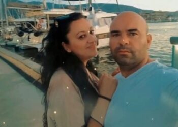 Δίπλα στο πτώμα της μητέρας τους περίμεναν τα παιδιά – Το παρελθόν του δράστη που την σκότωσε με εργαλείο ψησίματος