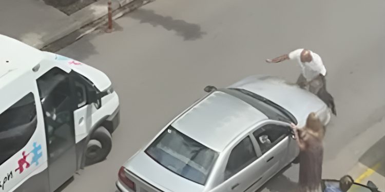 Alldaynews.gr Απίστευτο περιστατικό: Οδηγός πήγε να χτυπήσει πατέρα παιδιού ΑμεΑ