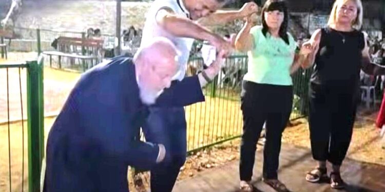 Ιερέας 95 ετών χόρεψε πέντε συνεχόμενα τραγούδια σε εκδήλωση (video)