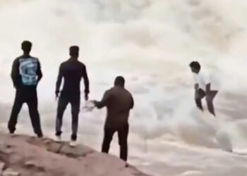 Η σοκαριστική στιγμή που νερά «καταπίνουν» γνωστό Youtuber – Μπήκε για να ποζάρει για βίντεο