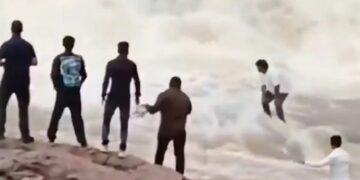 Alldaynews.gr Η σοκαριστική στιγμή που νερά «καταπίνουν» γνωστό Youtuber – Μπήκε για να ποζάρει για βίντεο