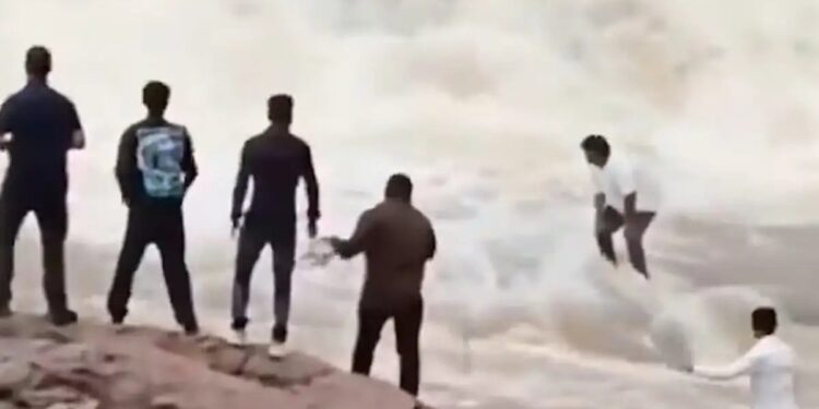 Alldaynews.gr Η σοκαριστική στιγμή που νερά «καταπίνουν» γνωστό Youtuber – Μπήκε για να ποζάρει για βίντεο