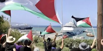 Ηράκλειο: Διαδηλωτές «υποδέχθηκαν» με πανό υπέρ της Παλαιστίνης το ισραηλινό κρουαζιερόπλοιο Crown Iris