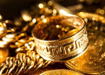 Απίστευτη απάτη: Γυναίκα παρέδωσε κοσμήματα αξίας 10.000 ευρώ σε άγνωστο – «Πάνω από το σπίτι σου πετάει drone της Εφορίας»