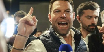 Παλαιό Φάληρο: «Κλειδί» τα δύο αδέρφια του 3χρονου κοριτσιού – Τι κατηγορίες βαραίνουν τη μητέρα