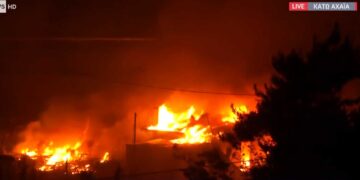 ΕΚΤΑΚΤΟ: Εκκενώνεται η Κάτω Αχαΐα λόγω της ανεξέλεγκτης φωτιάς – Καίγονται σπίτια, εργοστάσια και καλλιέργειες