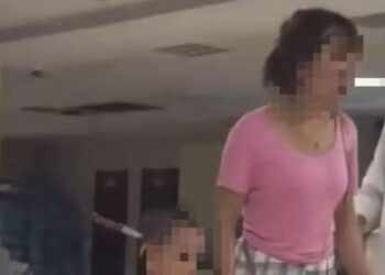 Τρίχρονο κοριτσάκι περπατά με ένα μαχαίρι καρφωμένο στο κεφάλι του – Βίντεο ντοκουμέντο