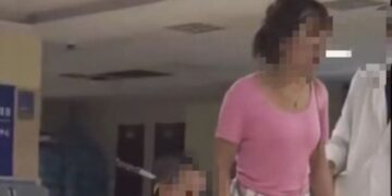 Τρίχρονο κοριτσάκι περπατά με ένα μαχαίρι καρφωμένο στο κεφάλι του – Βίντεο ντοκουμέντο