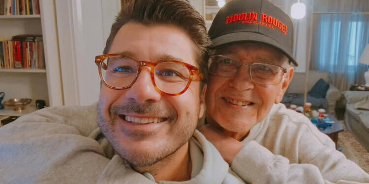 Alldaynews.gr «Δεν το πιστεύω μπαμπά μου» – Το σπαρακτικό «αντίο» του Λάμπρου Κωνσταντάρα για τον θάνατο του πατέρα του