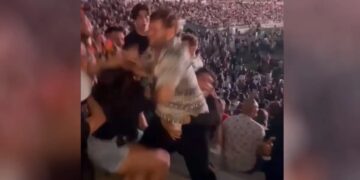 Άγριο ξύλο σε συναυλία: Άνδρας άφησε αναίσθητη μητέρα 3 παιδιών – Δείτε το σοκαριστικό βίντεο