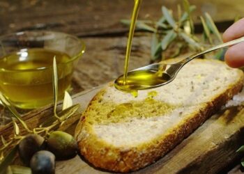 Έτρωγε καθημερινά μια φέτα ψωμί βουτηγμένη σε ελαιόλαδο – Ένα μήνα μετά…