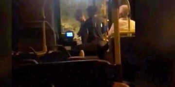 Alldaynews.gr Χαμός μέσα σε λεωφορείο: Επιβάτης επιτέθηκε σε οδηγό – «Μου έριξε μπουνιές και κλωτσιές» (video)