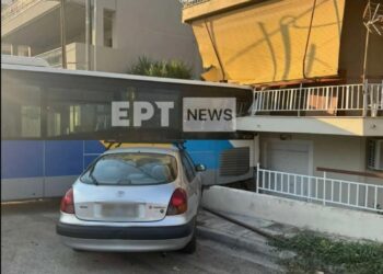 «Νομίζαμε ότι ήταν σεισμός, συμβαίνει τρίτη φορά» λέει ένοικος της πολυκατοικίας στην οποία προσέκρουσε λεωφορείο