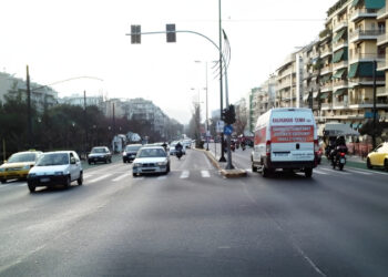 Διακοπή κυκλοφορίας στη λεωφόρο Αλεξάνδρας λόγω κινδύνου πτώσης κολώνας ηλεκτροδότησης