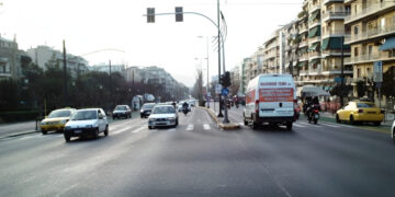 Διακοπή κυκλοφορίας στη λεωφόρο Αλεξάνδρας λόγω κινδύνου πτώσης κολώνας ηλεκτροδότησης