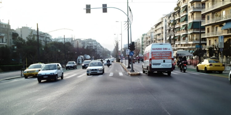 Διακοπή κυκλοφορίας στη λεωφόρο Αλεξάνδρας λόγω κινδύνου πτώσης κολώνας ηλεκτροδότησης