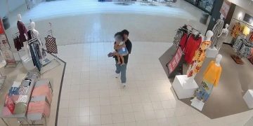 Alldaynews.gr Βίντεο με άνδρα να αρπάζει 3χρονο κοριτσάκι σε mall – Τον πρόλαβε η μητέρα