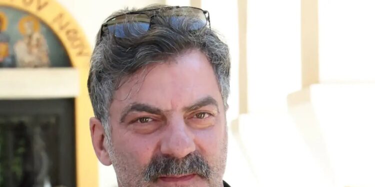 Στάθης Μαντζώρος: Στο νοσοκομείο «Ερυθρός Σταυρός» με πρόβλημα υγείας – Αγωνία για τον ηθοποιό