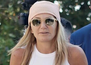 Εξώδικα της Μαρέβας Μητσοτάκη σε sites: Έγραψαν ότι αγόpασε διαμέρισμα στον Riviera Tower στο Ελληνικό