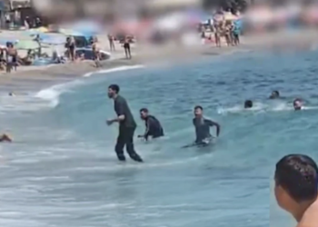 Ντόπιοι παίρνουν στο κυνήγι μετανάστες που μόλις έφτασαν σε παραλία γεμάτη κόσμο – Δείτε βίντεο