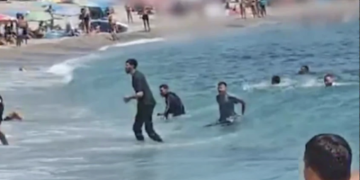 Alldaynews.gr Ντόπιοι παίρνουν στο κυνήγι μετανάστες που μόλις έφτασαν σε παραλία γεμάτη κόσμο – Δείτε βίντεο