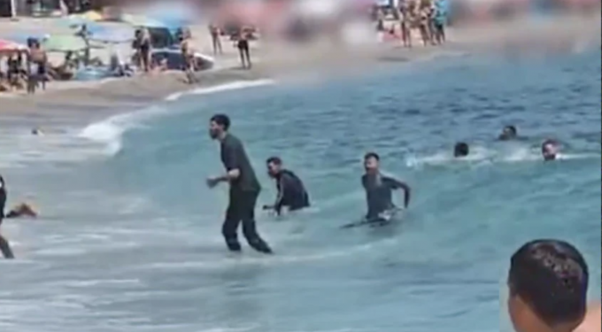 Alldaynews.gr Ντόπιοι παίρνουν στο κυνήγι μετανάστες που μόλις έφτασαν σε παραλία γεμάτη κόσμο – Δείτε βίντεο