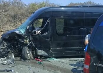 Σοβαρό τροχαίο: Δύο μίνι βαν γεμάτα τουρίστες συγκρούστηκαν μεταξύ τους – 8 τραυματίες – ΦΩΤΟ και ΒΙΝΤΕΟ