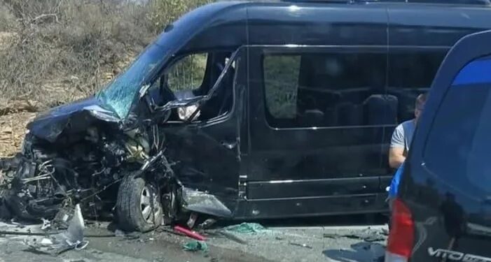 Alldaynews.gr Σοβαρό τροχαίο: Δύο μίνι βαν γεμάτα τουρίστες συγκρούστηκαν μεταξύ τους – 8 τραυματίες – ΦΩΤΟ και ΒΙΝΤΕΟ