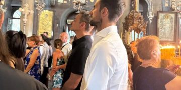 Κυριάκος Μητσοτάκης: Στην Παναγιά της Τήνου μαζί με τον Τζόκοβιτς, προσκύνησαν την εικόνα της Μεγαλόχαρης (ΦΩΤΟ)