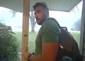 Η στιγμή που κεραυνός πέφτει δίπλα σε 32χρονο πατέρα – Τον «έσωσε» ο γιος του