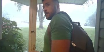 Η στιγμή που κεραυνός πέφτει δίπλα σε 32χρονο πατέρα – Τον «έσωσε» ο γιος του