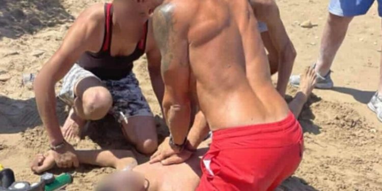 Alldaynews.gr Ναυαγοσώστης στα Χανιά επανέφερε 20χρονο που είχε ανασυρθεί χωρίς τις αισθήσεις του από τη θάλασσα