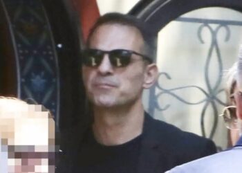 Τελευταίο αντίο στην Αλεξάνδρα Νικολαΐδου – Συντετριμμένος ο Ντέμης Νικολαΐδης στο Κοιμητήριο Χολαργού