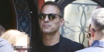 Alldaynews.gr Τελευταίο αντίο στην Αλεξάνδρα Νικολαΐδου – Συντετριμμένος ο Ντέμης Νικολαΐδης στο Κοιμητήριο Χολαργού