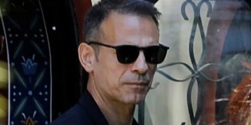 Alldaynews.gr Τελευταίο αντίο στην Αλεξάνδρα Νικολαΐδου – Συντετριμμένος ο Ντέμης Νικολαΐδης στο Κοιμητήριο Χολαργού