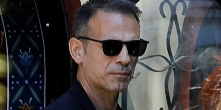 Alldaynews.gr Τελευταίο αντίο στην Αλεξάνδρα Νικολαΐδου – Συντετριμμένος ο Ντέμης Νικολαΐδης στο Κοιμητήριο Χολαργού