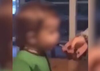 Ιnfluencer έδωσε σε παιδί να καπνίσει ηλεκτρονικό τσιγάρο – Δείτε το εξοργιστικό βίντεο