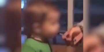 Ιnfluencer έδωσε σε παιδί να καπνίσει ηλεκτρονικό τσιγάρο – Δείτε το εξοργιστικό βίντεο