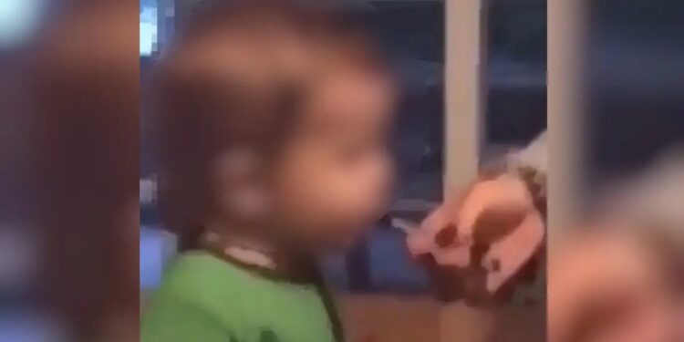 Ιnfluencer έδωσε σε παιδί να καπνίσει ηλεκτρονικό τσιγάρο – Δείτε το εξοργιστικό βίντεο