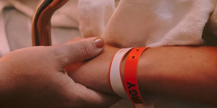 Alldaynews.gr Συγκλονίζει η μητέρα της 14χρονης που βγήκε από τη ΜΕΘ: «Δεν πίστευα ότι το παιδί μου θα γυρίσει»