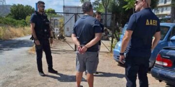 Άφηνε ΑΜΕΑ παιδιά σε κέντρο αποκατάστασης και στη συνέχεια έβαζε φωτιές ο 48χρονος υπάλληλος του Δήμου (video)