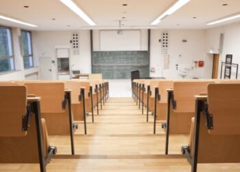 Ερημώνουν από φοιτητές τα ΑΕΙ: Πολλές κενές θέσεις λόγω δημογραφικού και Ελάχιστης Βάσης Εισαγωγής