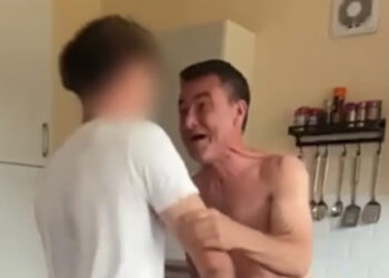 Καρκινοπαθής πατέρας ανακοινώνει στον γιο του πως κέρδισε πάνω από 1 εκατ. ευρώ – Στην Ελλάδα το πρώτο τους ταξίδι