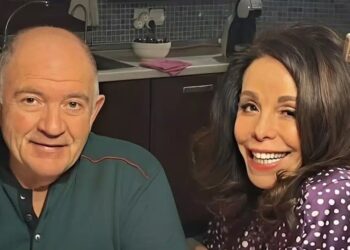 «Μάτια που δεν είναι εδώ αλλά σε ακολουθούν»: Σπαράζει καρδιές η Βούλα Πατουλίδου 17 μέρες μετά τον χαμό του συζύγου της