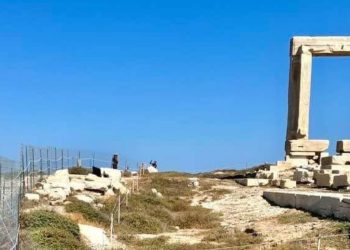 Δυσφορία στη Νάξο: Έφραξαν με συρματόπλεγμα την Πορτάρα μετά τον τουρίστα που σήκωσε αρχαίο μάρμαρο